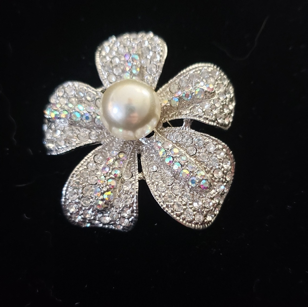 Premier Designs Jewelry. Silver/Pearl. Size/OS